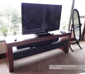 Mueble de televisión en dormitorio