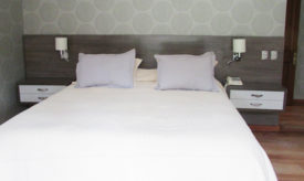 Respaldo de Cama con Veladores incorporados.