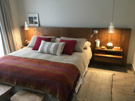 Respaldo Cama con Veladores Incorporados